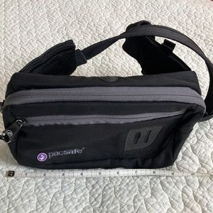 PACSAFE hipbelt for travel! Black, two zippered compartments; w locking clips!